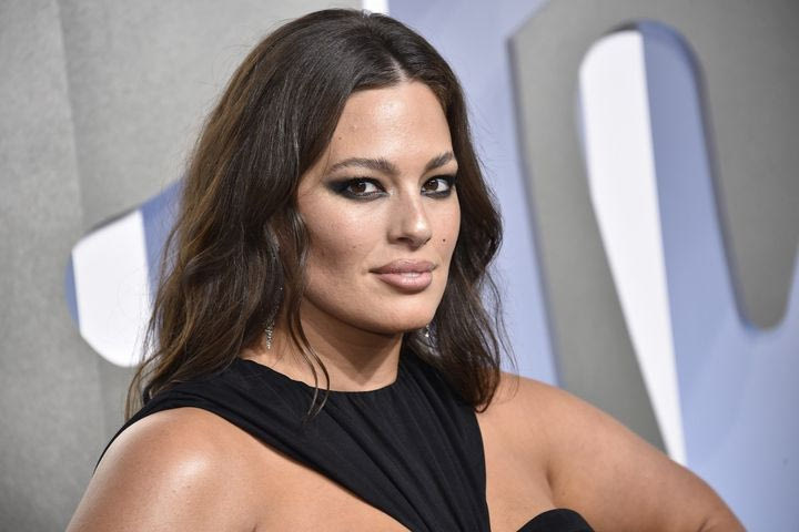 Ashley Graham: Ποζάρει γυμνή σε μία λίμνη και κάθε ταμπού συντρίβεται