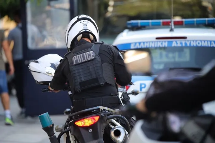 Σύλληψη 21χρονου οπαδού για ληστρική επίθεση σε βάρος φιλάθλων στην Αθήνα