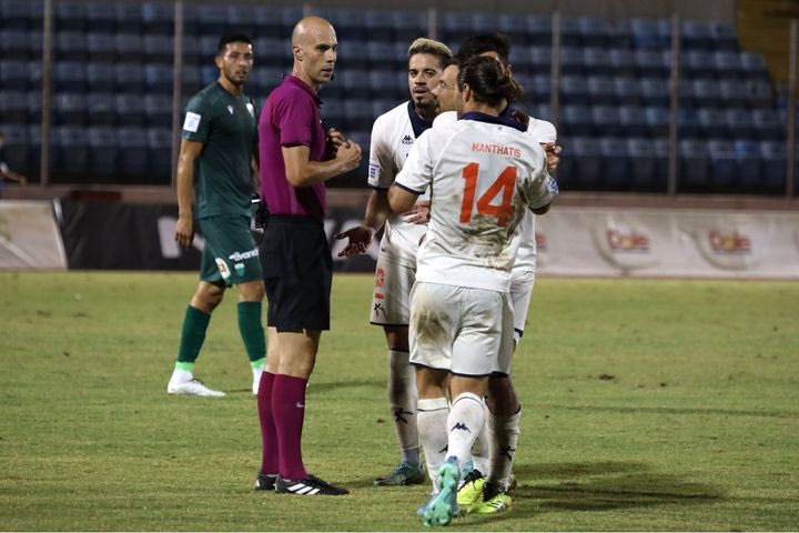 Athens Kallithea: “Απίστευτες σκηνές, ο Τζιάνι ανατράπηκε εντός περιοχής και δεν έγινε VAR check από τον διαιτητή”