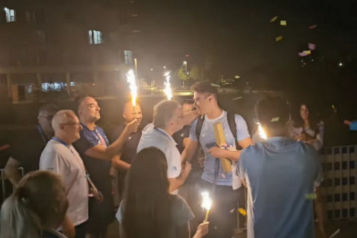 Ολυμπιακοί Αγώνες: Η υποδοχή του Χρήστου στο Ολυμπιακό Χωριό με βεγγαλικά και κονφετί