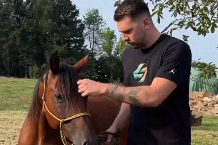 Η ημέρα του Λούκα Ντόντσιτς στη φάρμα του στη Σλοβενία και η βόλτα με το τρακτέρ γύρω από τα άχυρα