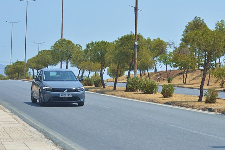 Δοκιμάζουμε το υβριδικό Corsa με τους 100 ίππους που δίνει στην Opel ένα στοιχείο που της έλειπε