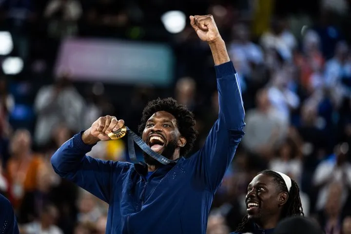 Ολυμπιακοί Αγώνες: Ο Τζοέλ Εμπίντ τιμήθηκε από το Καμερούν για το χρυσό ολυμπιακό μετάλλιο με την Team USA