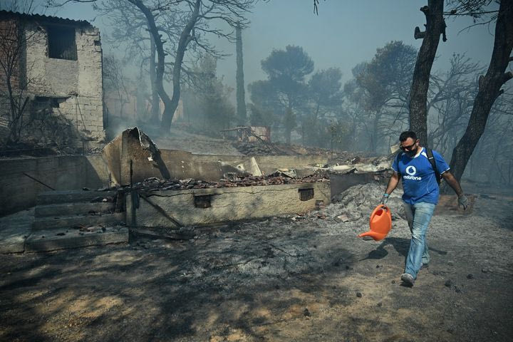 Φωτιά στην Αττική: Η ΕΠΟ συγκεντρώνει είδη πρώτης ανάγκης για τους πληγέντες
