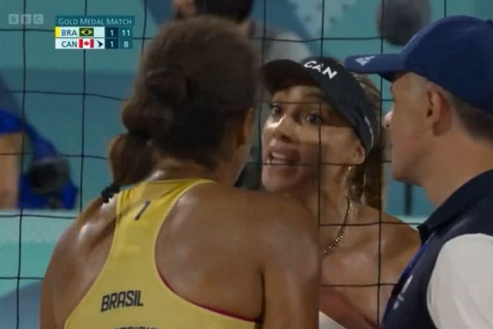Ολυμπιακοί Αγώνες: Τρομερή στιγμή στον τελικό Beach Volley Γυναικών, οι αντίπαλες άρχισαν να τσακώνονται και ο D.J έβαλε το “Imagine” του Τζον Λένον για να τις ηρεμήσει
