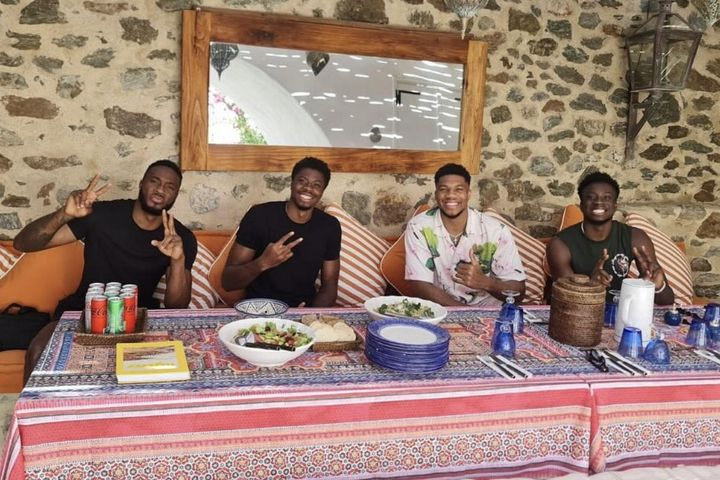 Γιάννης Αντετοκούνμπο: Το φωτογραφικό “καρουζέλ” από τις Κυκλάδες, οι βουτιές στη θάλασσα και οι στιγμές με τα αδέρφια του