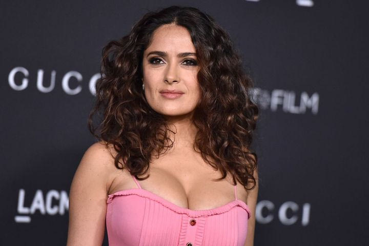 Salma Hayek: Ποζάρει με μωβ μπικίνι και βάζει σε δίλημμα το Instagram