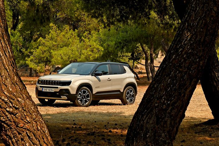 Δοκιμή του Jeep Avenger e-Hybrid, της υβριδικής έκδοσης του δημοφιλούς B-SUV