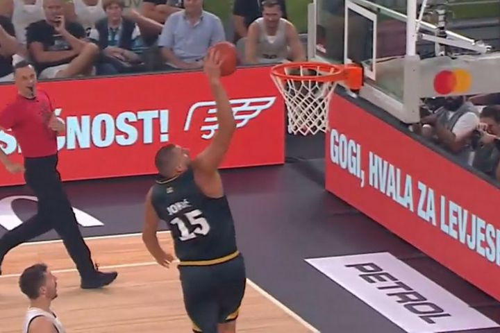 Το απίθανο κάρφωμα του Γιόκιτς με ασίστ στον εαυτό του στο φιλικό προς τιμήν του Γκόραν Ντράγκιτς