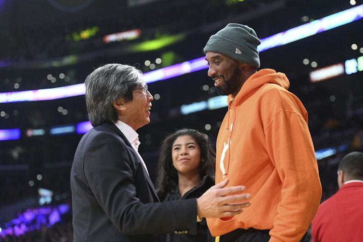 NBA, Κόμπι Μπράιαντ: Οι Λέικερς αποκάλυψαν το συγκλονιστικό άγαλμα όπου έχει αγκαλιά την κόρη του, Τζιάννα