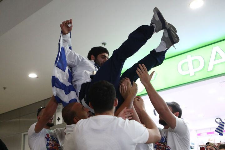 Ολυμπιακοί Αγώνες: Αποθέωση για τον Νταουρέν Κουρουγκλίεβ στο Ελ. Βενιζέλος, τον σήκωσαν στα χέρια φίλοι και συναθλητές του