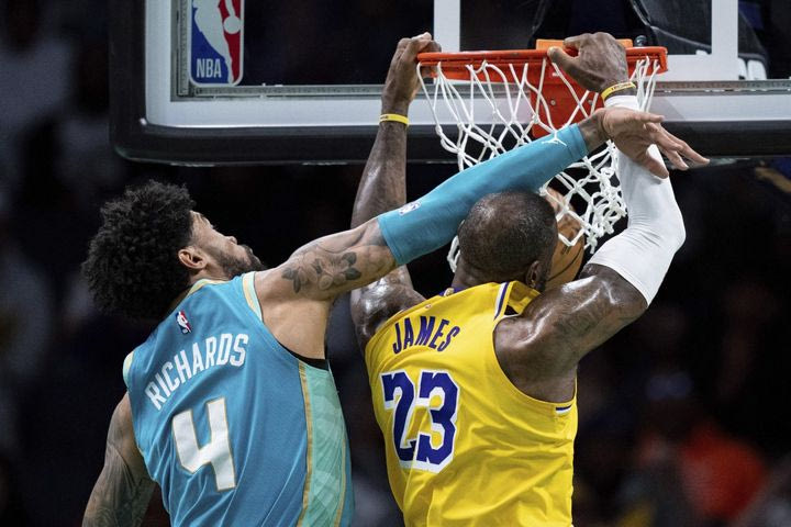 NBA: Ο ΛεΜπρόν έκανε πόστερ τον Ρίτσαρντς στην κορυφή του Top-10