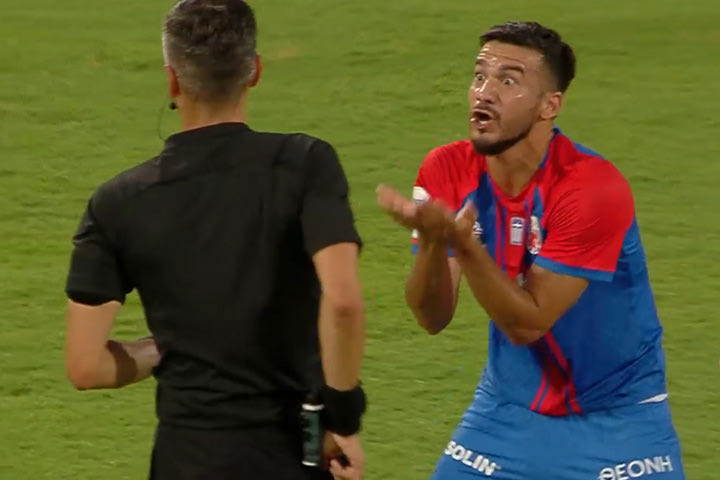 Βόλος – Ολυμπιακός 0-1: Αποβλήθηκε ο Βιγιαφάνιες με δύο κίτρινες σε τρία λεπτά