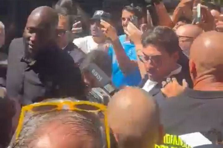 Νάπολι: Χαμός στην άφιξη του Λουκάκου, σήκωσε δημοσιογράφους που έπεσαν
