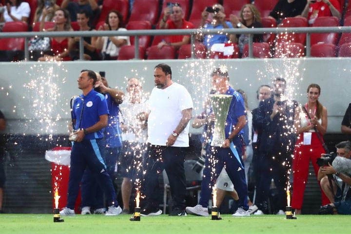 Τα δύο ευρωπαϊκά τρόπαια του Ολυμπιακού στο Καραϊσκάκης: Μαρινάκης, Μεντιλίμπαρ και Συλαϊδόπουλος με τις κούπες