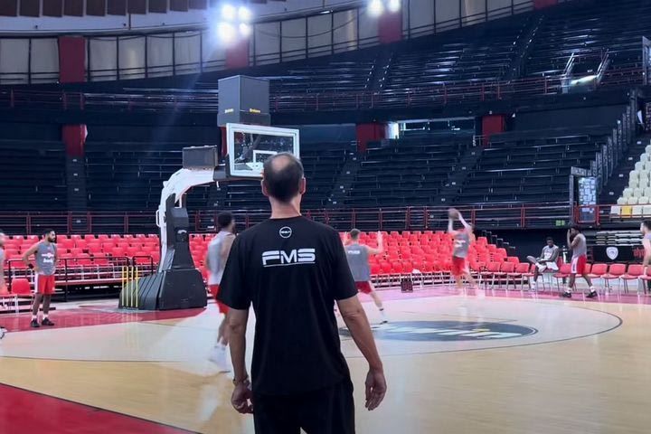 Ολυμπιακός: Η ανακαίνιση συνεχίζεται στο ΣΕΦ, τοποθετούνται κόκκινα καρεκλάκια σε μέρος της εξέδρας