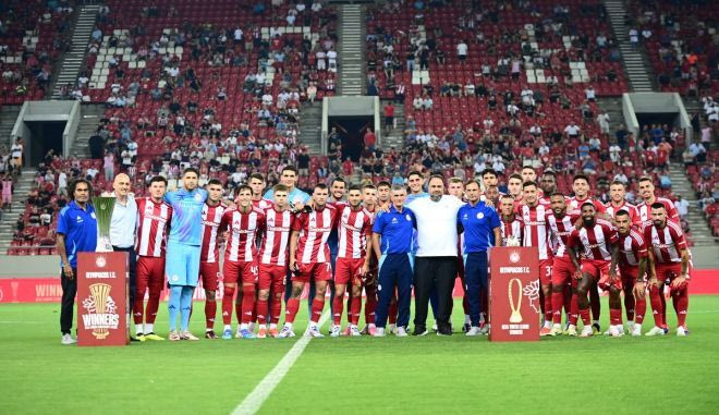 Ο Βαγγέλης Μαρινάκης μπήκε στο Καραϊσκάκης μαζί με την ομάδα του Ολυμπιακού και τα δύο ευρωπαϊκά τρόπαια