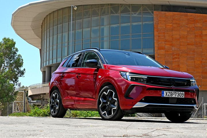 Δοκιμή του SUV Opel Grandland των 224 ίππων που μπαίνει στην πρίζα