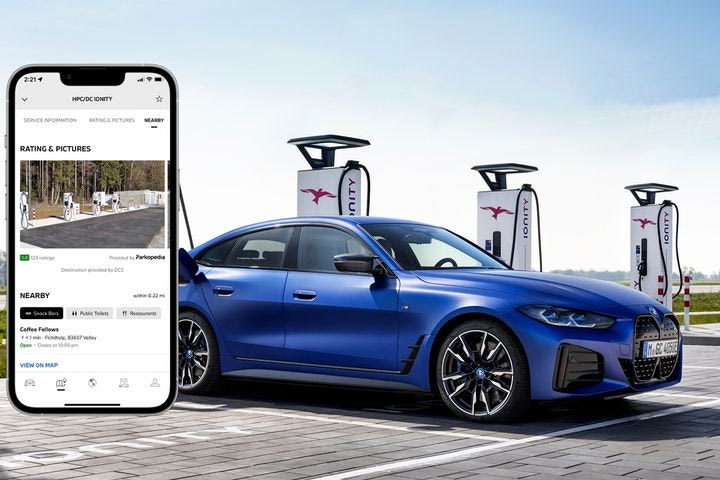 Η BMW διευκολύνει την ηλεκτροκίνηση και εισάγει το παρκάρισμα με τον οδηγό έξω από το αυτοκίνητο