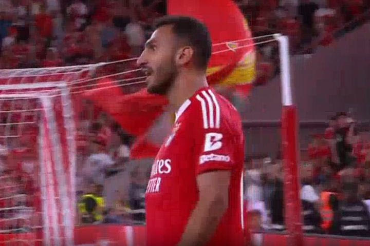 Το σουτ εκτός περιοχής του Παυλίδη για το 1-0 της Μπενφίκα