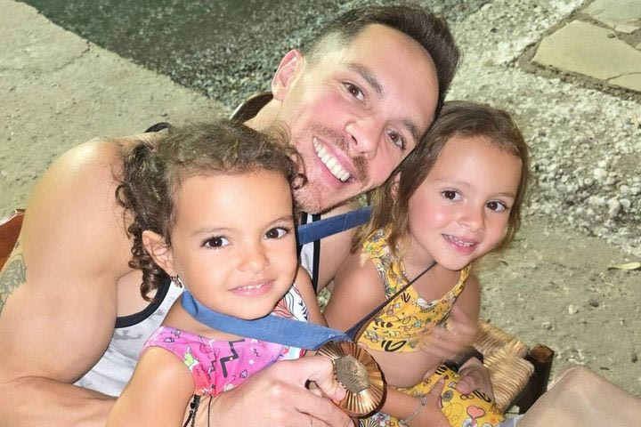 Πετρούνιας: Επέστρεψε στην οικογένειά του και φόρεσε το μετάλλιο στις κόρες του