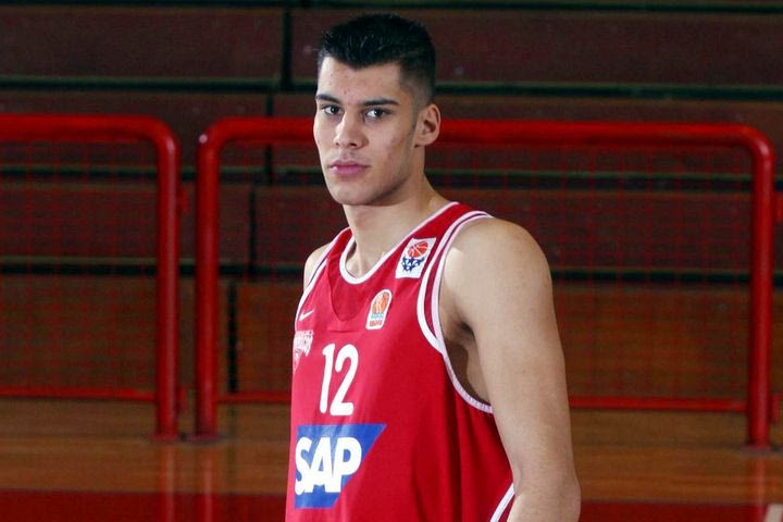 Ο Ολυμπιακός θυμήθηκε το ντεμπούτο του 16χρονου Πρίντεζη με τα ερυθρόλευκα το 2001