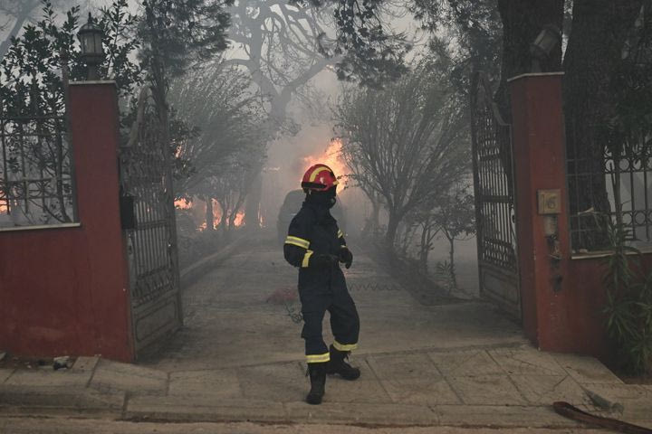 Φωτιές στην Αττική: Μεγάλη αναζωπύρωση στη Νέα Μάκρη – Εκκενώθηκε ο Ερυθρός