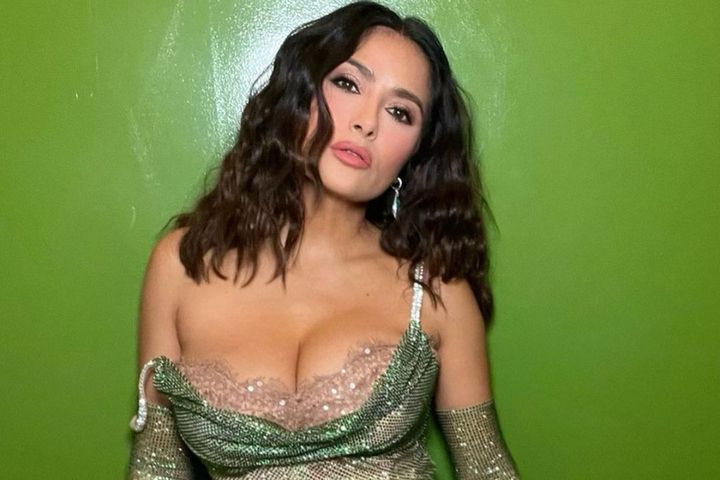 Salma Hayek: Ο Αύγουστος τη βρήκε στην πισίνα της, εκεί που θα έπρεπε να βρει κι εμάς