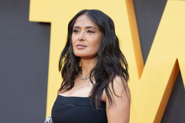 Λευκές τρίχες και κίτρινο μαγιό: Η Salma Hayek απενοχοποιεί τις καλοκαιρινές εμφανίσεις