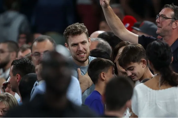 Ολυμπιακοί Αγώνες: Ο Βεζένκοβ ταξίδεψε στο Παρίσι για τους αγώνες της Εθνικής στο μπάσκετ και το πόλο γυναικών