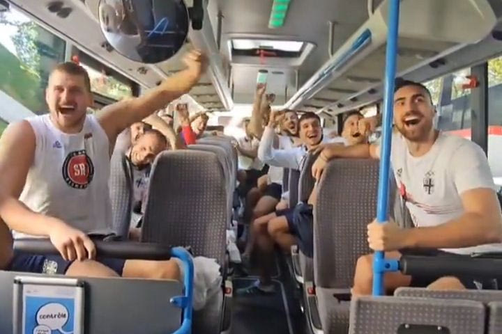 Ολυμπιακοί Αγώνες: Οι ξέφρενοι πανηγυρισμοί της εθνικής Σερβίας στο πούλμαν μετά από την κατάκτηση του χάλκινου μεταλλίου στους Ολυμπιακούς Αγώνες
