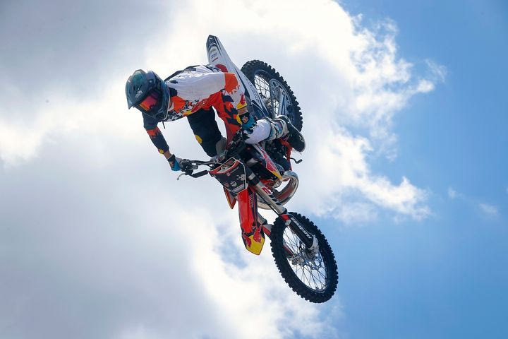 Σφοδρή πτώση άφησε σοβαρά τραυματία έναν κασκαντέρ πριν το GP στο Ζάντβορτ -Δείτε το Video