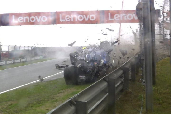 Formula 1: Το μονοθέσιο του Σάρτζεαντ πήρε φωτιά όταν έπεσε πάνω στις μπαριέρες – τρομακτικές εικόνες