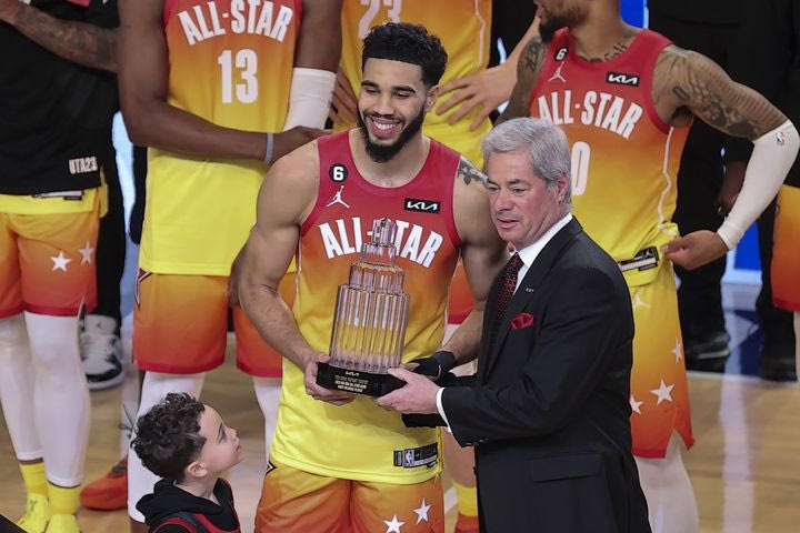 NBA: Ο Τέιτουμ έκανε τατουάζ το τρόπαιο του MVP του All Star Game που κέρδισε το 2023 όταν σημείωσε 55 πόντους