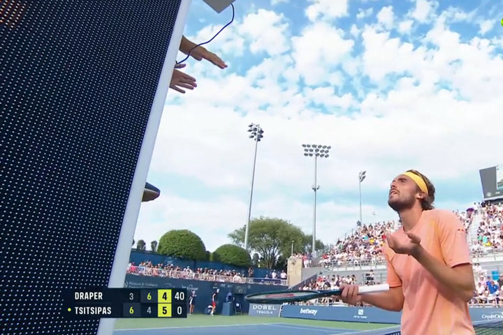 Ξέσπασμα Τσιτσιπά προς διαιτητή στα ελληνικά: “Δεν επιτρέπεται να τα κάνεις αυτά”