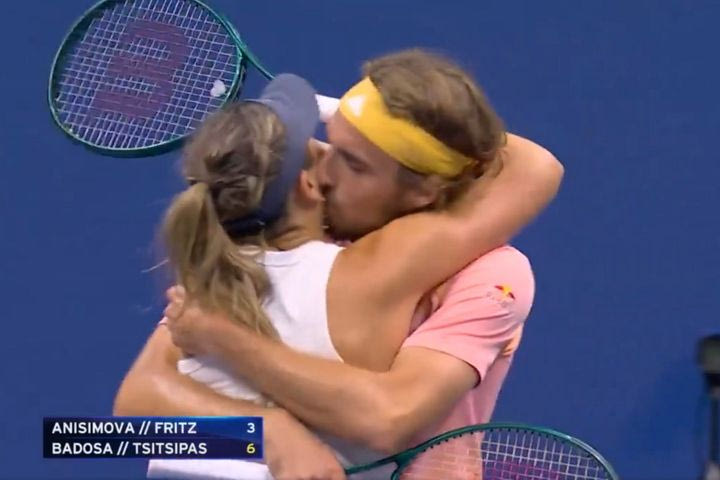 Με φιλί πανηγύρισαν τον πρώτο τους τίτλο ο Στέφανος Τσιτσιπάς και η Πάουλα Μπαντόσα