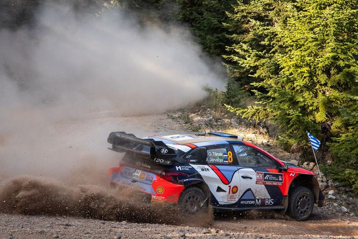 ΕΚΟ Ράλλυ Ακρόπολις, ημέρα 1: Ο Τάνακ επικεφαλής στο 1-2-3 της Hyundai μετά το δράμα της Toyota