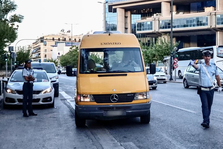 Τα σχολεία άνοιξαν και η τροχαία ελέγχει τα σχολικά λεωφορεία- Αυτές ήταν πρώτες παραβάσεις