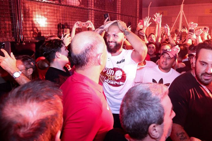 Χαμός για τον Εβάν Φουρνιέ: Εκστασιασμένοι οι οπαδοί του Ολυμπιακού στο Ελευθέριος Βενιζέλος, καπνογόνα και συνθήματα