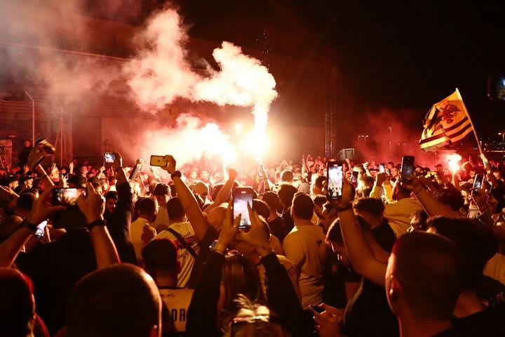 ΑΕΚ: Κίτρινο το “Ελευθέριος Βενιζέλος” για την υποδοχή του μάγου Μαρσιάλ