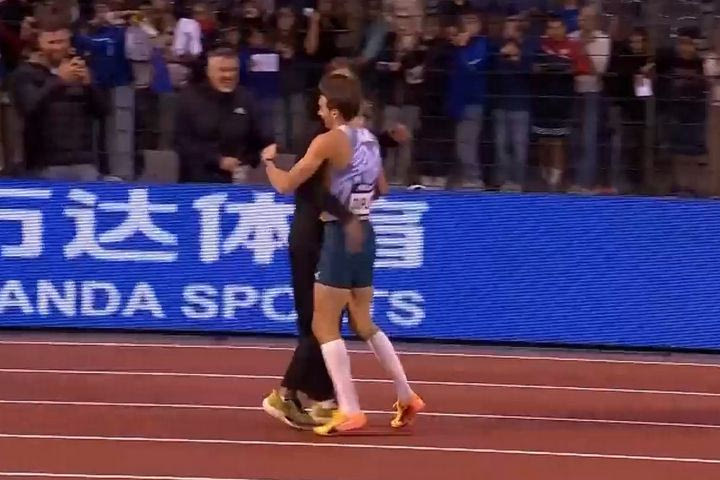 Εμμανουήλ Καραλής: Η αγκαλιά με τον Ντουπλάντις μετά το ρεκόρ του Σουηδού άλτη