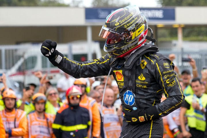 Οι τιφόζι στα ουράνια: Θρίαμβος του Λεκλέρ και της Ferrari μέσα στη Μόντσα