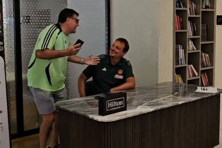 Παναθηναϊκός AKTOR: Πλήθος κόσμου των πράσινων στην ουρά για αυτόγραφα και φωτογραφίες με τον Αταμάν