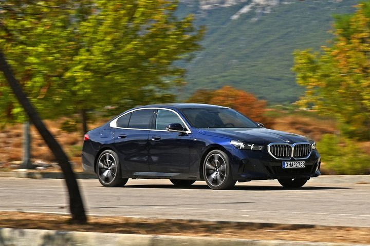 Δοκιμάζουμε την BMW 520d, το σεντάν που επαναφέρει την αρχοντιά σε πρώτο πλάνο για την εταιρεία με τα σπορ γονίδια