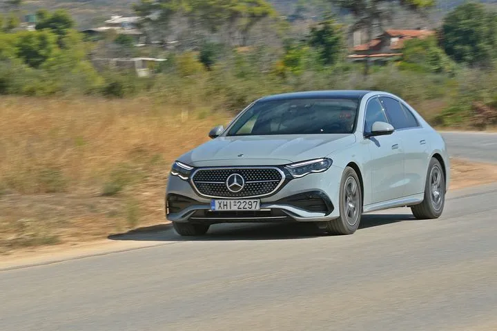 Δοκιμή της Mercedes-Benz E220d: Η ξεχασμένη γοητεία των sedan και της υψηλής ποιότητας
