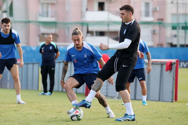 Εθνική: Αγιασμός και δουλειά στις στημένες μπάλες για τη γαλανόλευκη