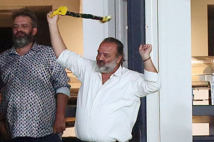 ΑΕΚ – Παναθηναϊκός: Ο πανηγυρισμός του Ηλιόπουλου με κιτρινόμαυρο κασκόλ