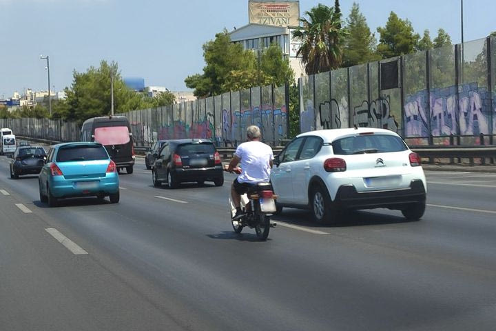 Αυτό λέει ο νέος ΚΟΚ: Υπό προϋποθέσεις νόμιμη η “διήθηση” των μοτοσικλετών ανάμεσα στα αυτοκίνητα