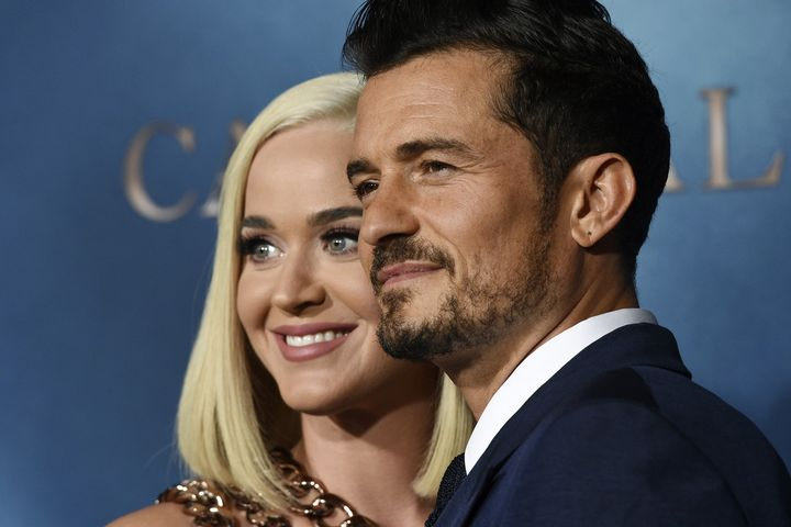 Η Katy Perry τάζει στοματικό σεξ στον Orlando Bloom για να καθαρίσει το σπίτι. Βρες το λάθος