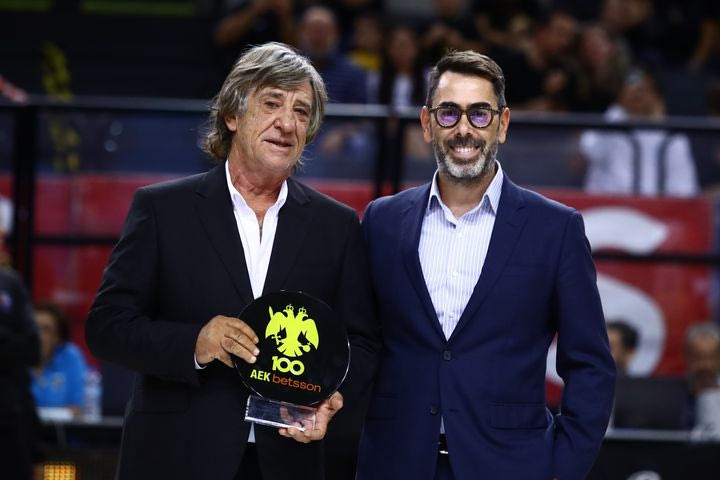 Η ΑΕΚ Betsson τίμησε τον σπουδαίο Θωμά Μαύρο και τον εμβληματικό Νίκο Μπαμπανικολό